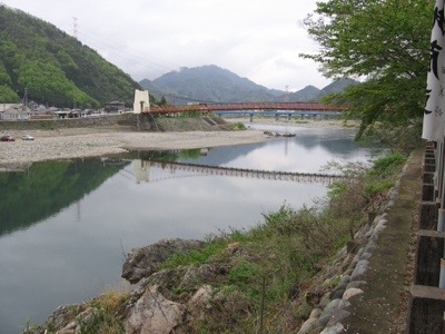 A view of the old red bridge across the Nagaragawa